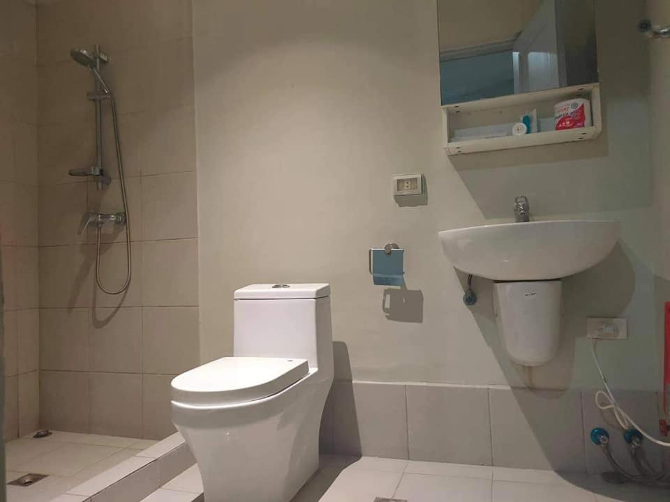 White Knight Hotel Saint Anne Манила Экстерьер фото